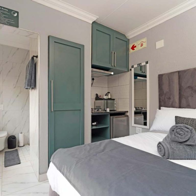 AvA Guest House - Quellerina, Randburg - Standard Double Self catering Microwave, fridge and coffee station (Room6)