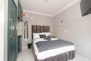AvA Guest House - Quellerina, Randburg - Standard Double Self catering (Room6)