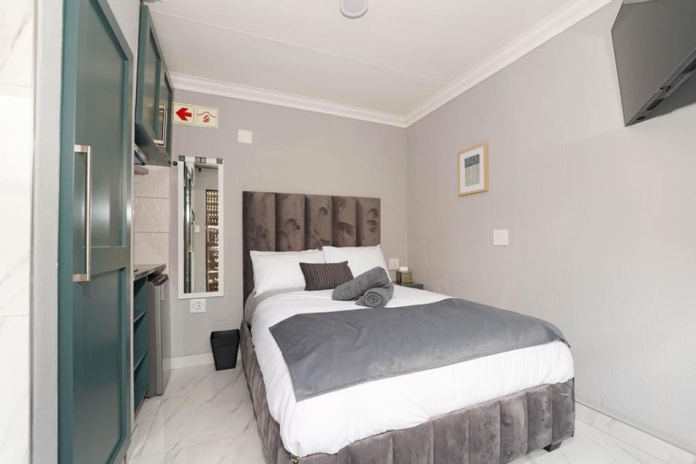 AvA Guest House - Quellerina, Randburg - Standard Double Self catering (Room6)