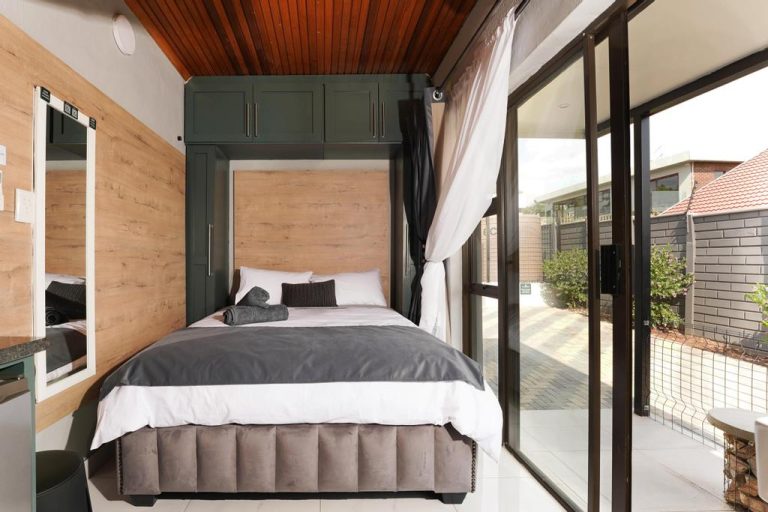 AvA Guest House - Deluxe Queen (Room5)