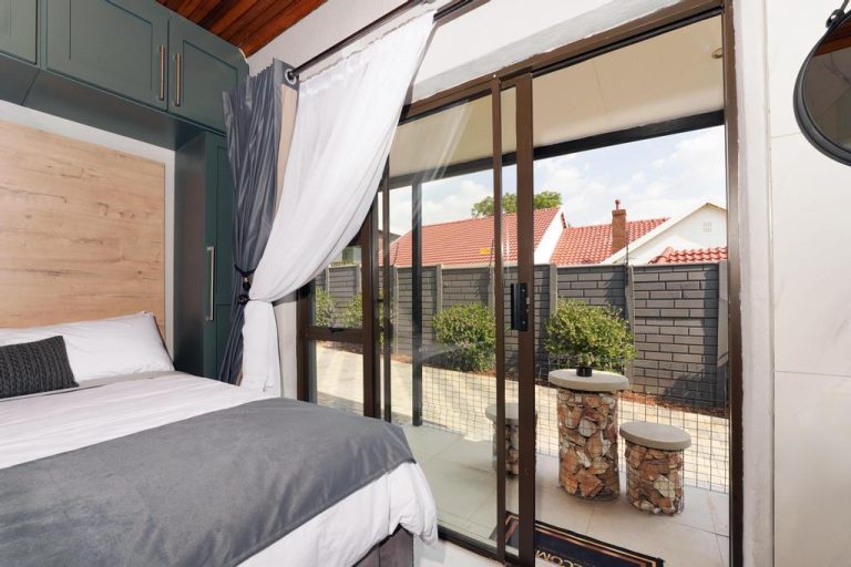 AvA Guest House - Deluxe Queen View (Room5)