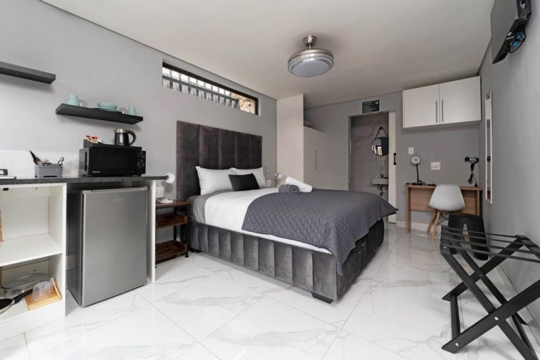 AvA Guest House - Standard Queen Room (Room 7)