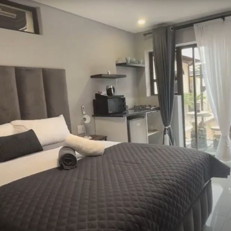 AvA Guest House - Quellerina, Randburg - Standard Queen Self catering Microwave, fridge and coffee station (Room7)