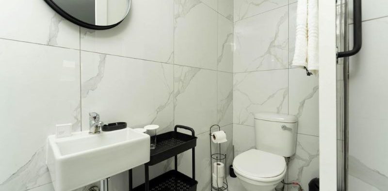 AvA Guest House - Quellerina, Randburg - Standard Queen Bathroom - Room 7