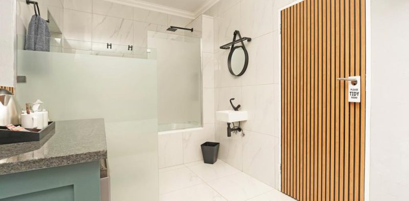 AvA Guest House - Luxury Queen Room Bathroom (Room 4/5)